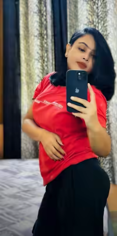 Indian Model Gives Blowjob and Gets Fucked