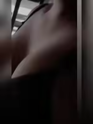 Viral Video: Desi Big Boob and Big Ass Hot Girl漏掉的火焰表情符号后，标题如下：