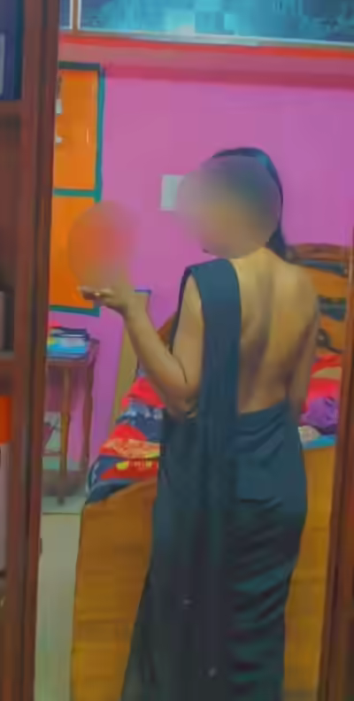 Desi Bengali Bhabhi Shows Nipples