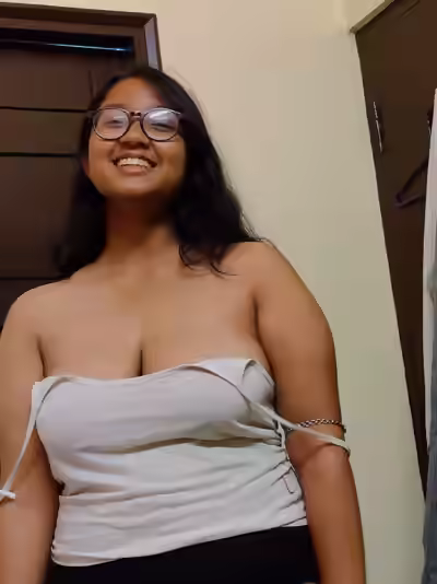 Desi Indian Busty Chubby Girl's Nude Leaked Viral
