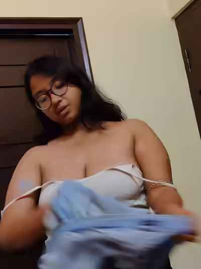 Desi Indian Busty Chubby Girl's Nude Leaked Viral