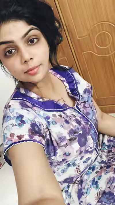 Pakistani Model Displays Big Boobs