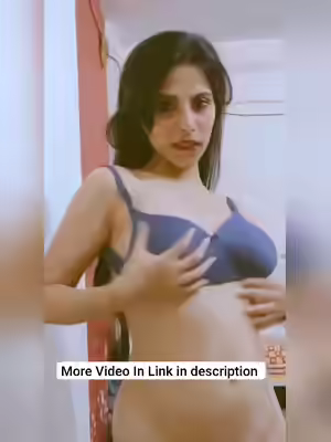 Solo Girl Masturbates Show Boobs