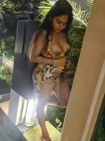 Horny Mallu Couple Kissing and Boob Sucking in a Hotel