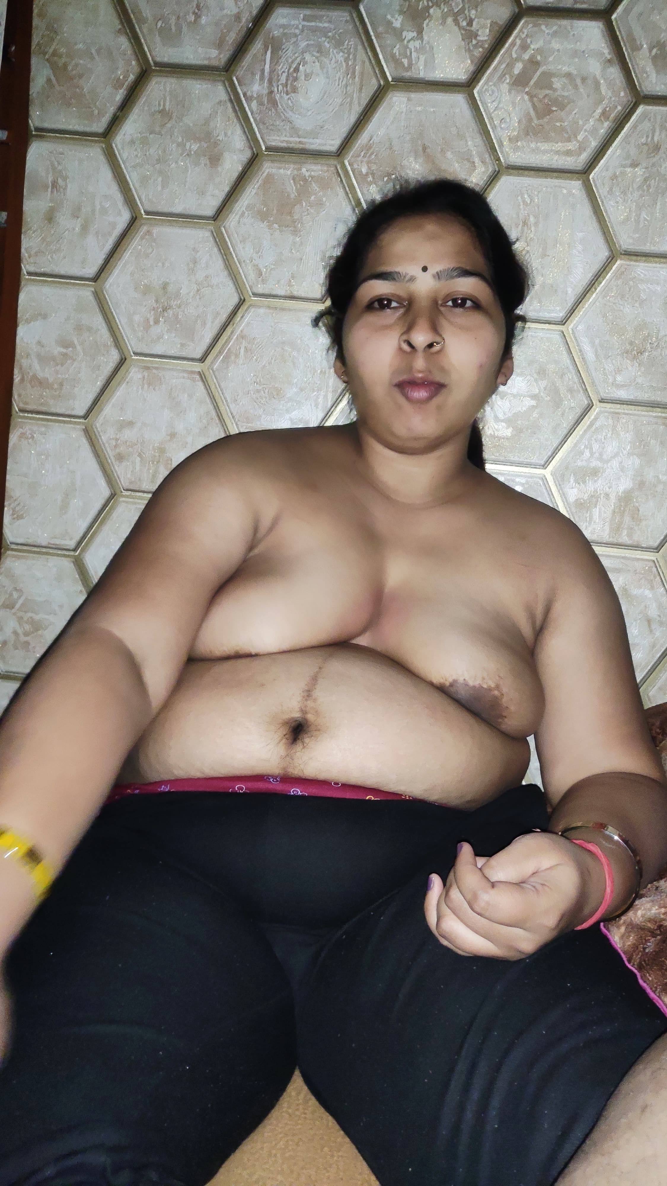 Sexy bhabhi showing boobs on video