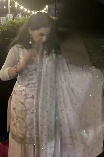 Hot Desi Girl Shows Face Fingering