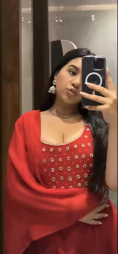 Hot Desi Girl Shows Face Fingering