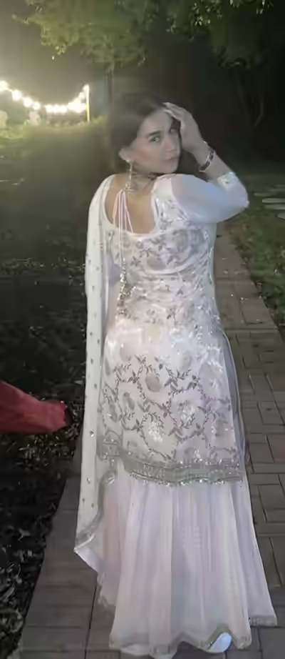 Hot Desi Girl Shows Face Fingering