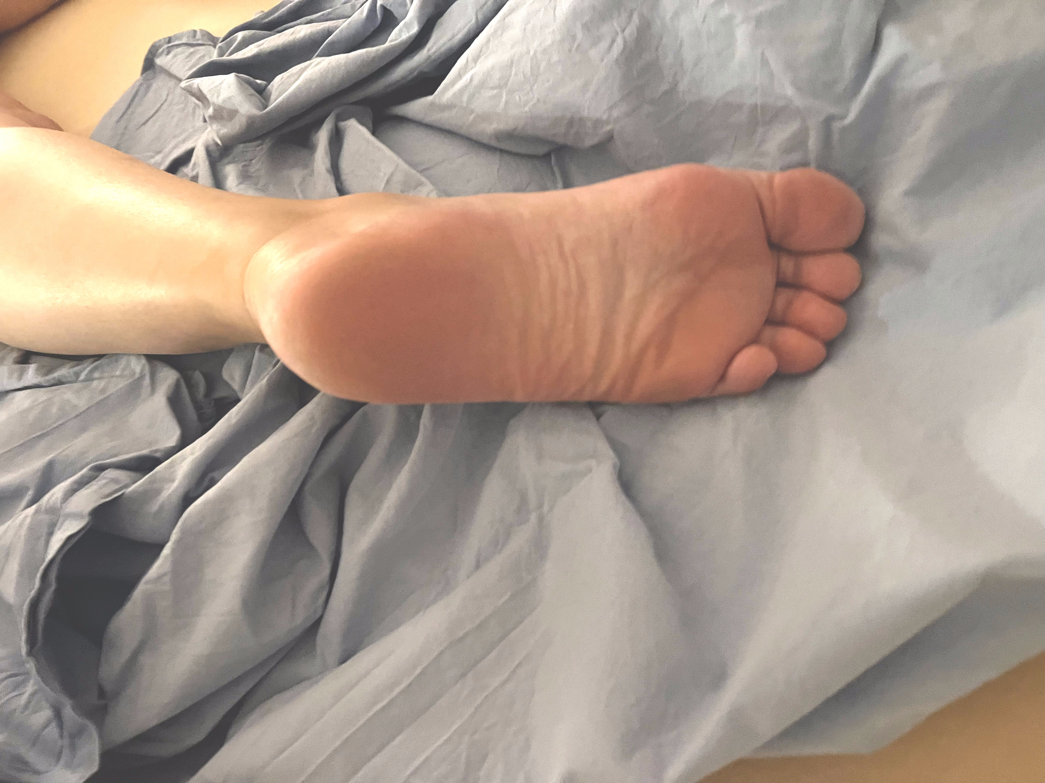 Gelifessel naked feet
