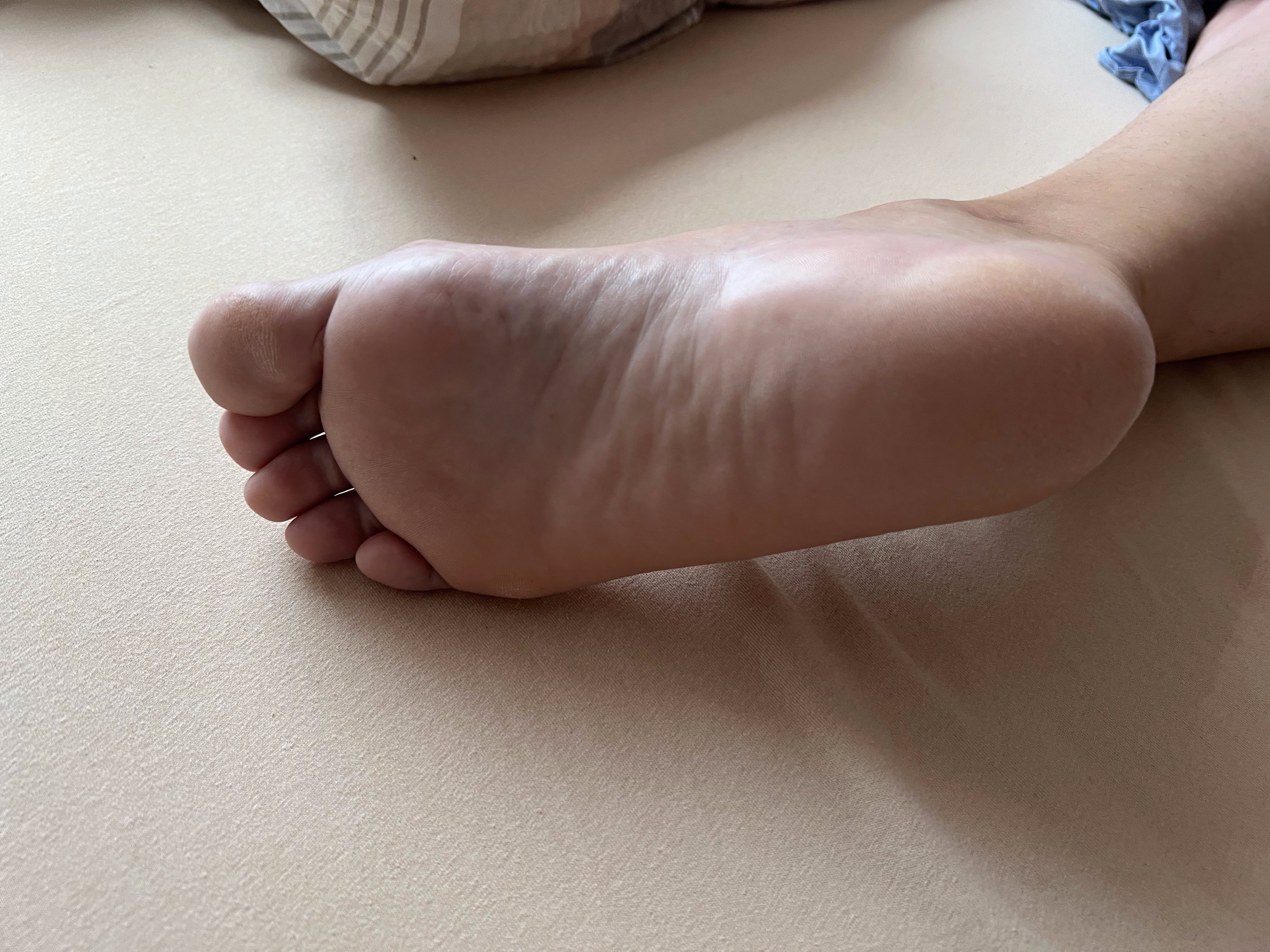 Gelifessel naked feet
