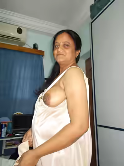 Desi Milf Aunty Saree Strip