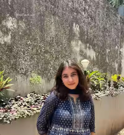 Pakistani Babe In A Milk-inspired浴巾造型的Pakistan美女