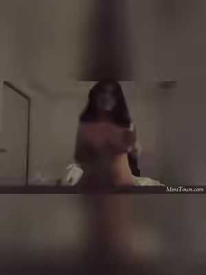 Pakistani Babe In A Milk-inspired浴巾造型的Pakistan美女