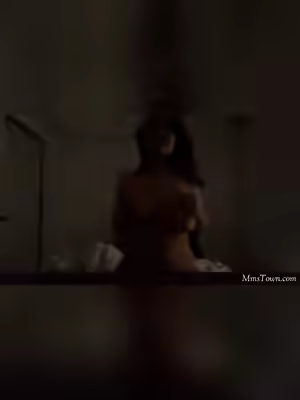 Pakistani Babe In A Milk-inspired浴巾造型的Pakistan美女