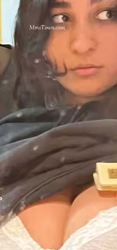 Pakistani Babe In A Milk-inspired浴巾造型的Pakistan美女