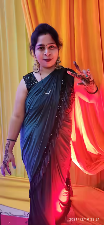 Delhi Bhabhi Showcases Her Body