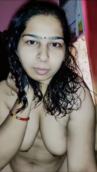 Delhi Bhabhi Showcases Her Body
