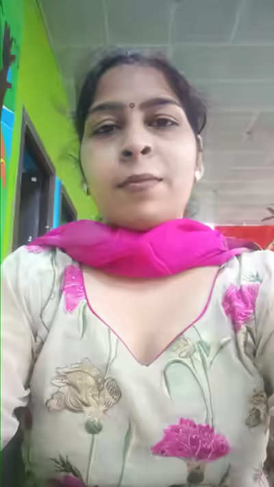 Delhi Bhabhi Showcases Her Body