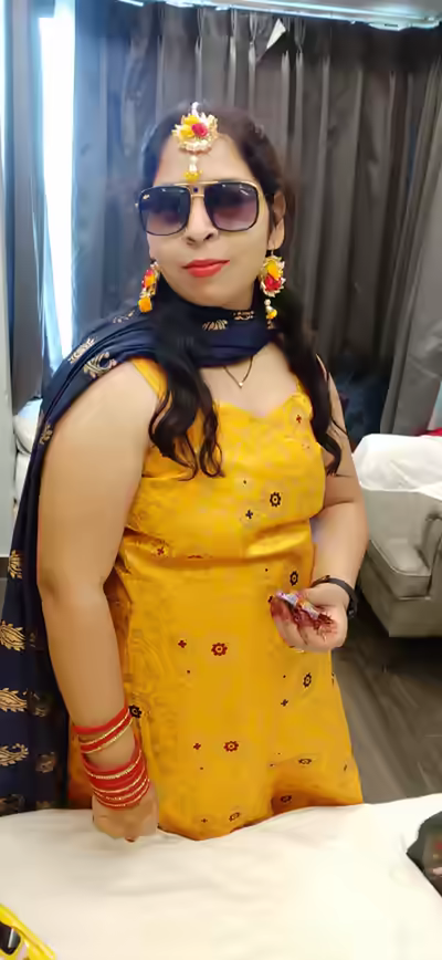 Delhi Bhabhi Showcases Her Body