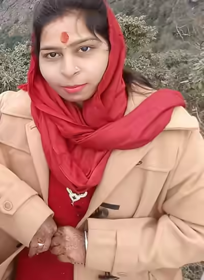 Delhi Bhabhi Showcases Her Body