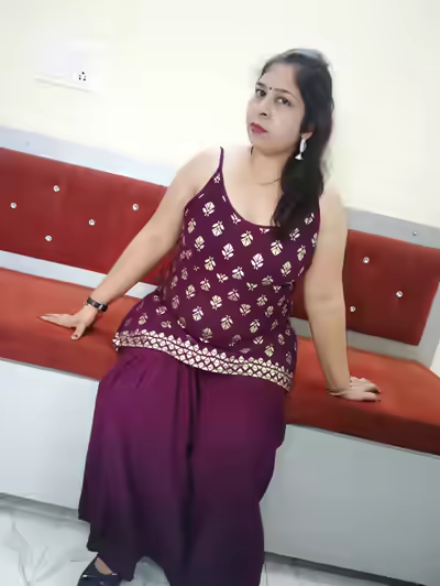Delhi Bhabhi Showcases Her Body
