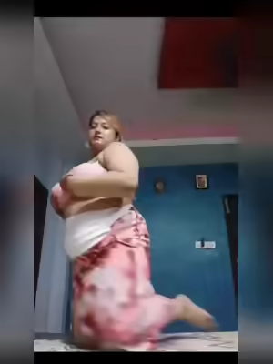 Chubby Housewife Squirting Her Pussy