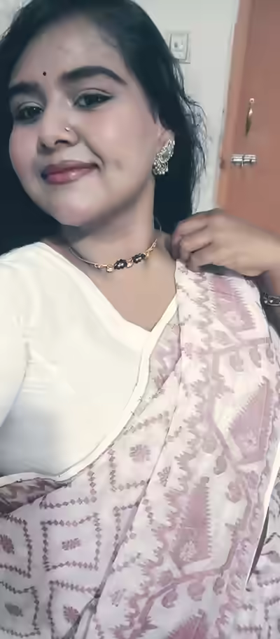 Chubby Bangladeshi Girl's Boobs and Saree Pictures