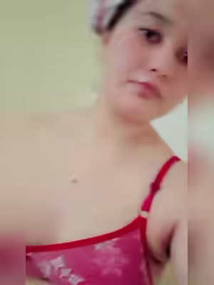 Chubby Bangladeshi Girl's Boobs and Saree Pictures