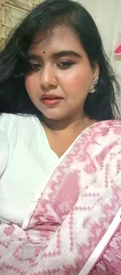 Chubby Bangladeshi Girl's Boobs and Saree Pictures