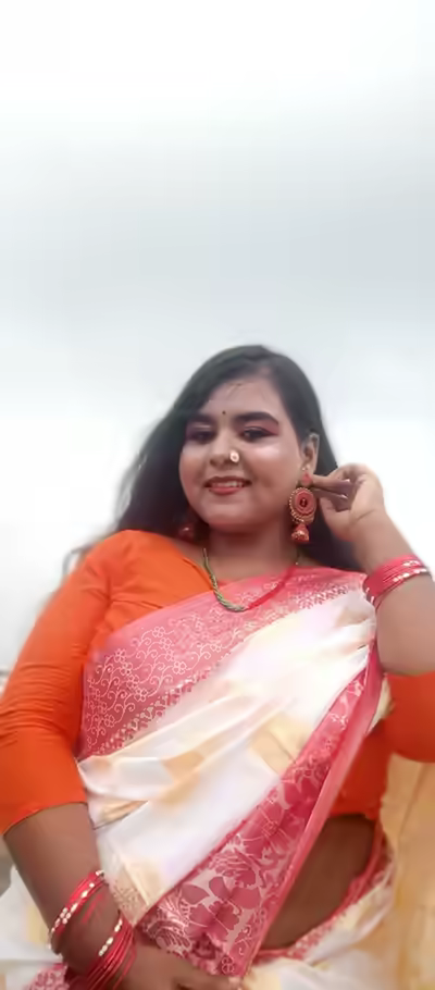 Chubby Bangladeshi Girl's Boobs and Saree Pictures