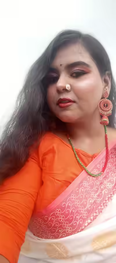 Chubby Bangladeshi Girl's Boobs and Saree Pictures
