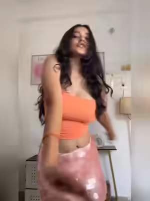 Subhashree Sahi展示大胸部