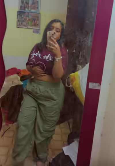 Desi Corporate Girl Sends Pics