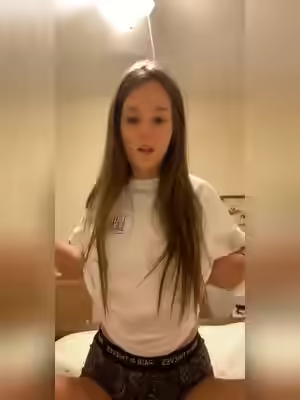 Beautiful Girl Flashes Body 19+