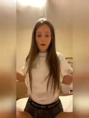 Beautiful Girl Flashes Body 19+