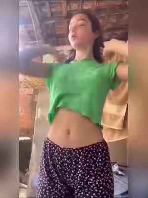 Beautiful Girl Flashes Body 19+