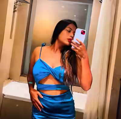 Indian Bhabhi Flashes Boobs and Pussy
