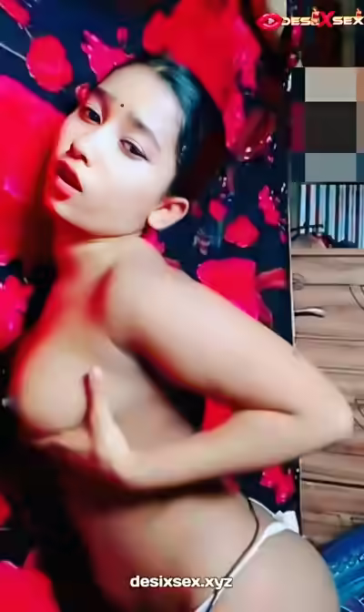 Cute Bangladeshi Girl展示胸部与私处